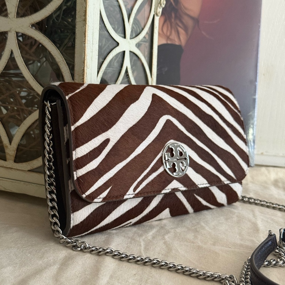 New TORY BURCH WILLA HAIRCALF CHAIN Wallet Crossbody In Zebra - Picture 10 of 11